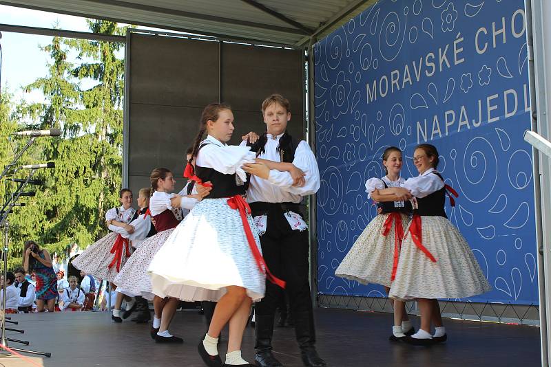 Moravské chodníčky se každoročně konají v Napajedlích. Jde o tradiční setkání folklórních souborů ze Slovácka, Valašska a Hané. Letos se sešli už po jednadvacáté.