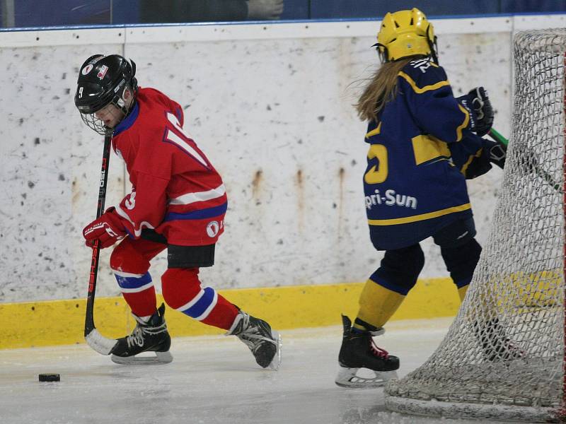 Mladí hokejoví Berani Zlín (v modrém) v duelu hráčů ročníku narození 2014 změřili v sobotu síly s Uherským Hradištěm.