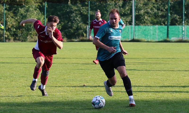 Fotbalisté Březnice doma porazili Louky (červené dresy) 2:0.