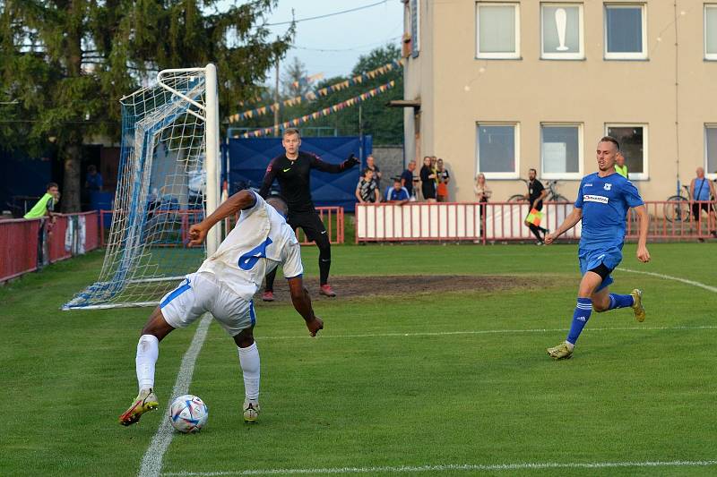 Fotbalisté Kvítkovic (modré dresy) doma prohráli s Baníkem Ostrava "B" 2:5.