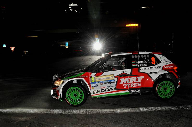 Páteční večerní městskou rychlostní zkoušku 51. ročníku Barum Rally ovládl Jan Kopecký.