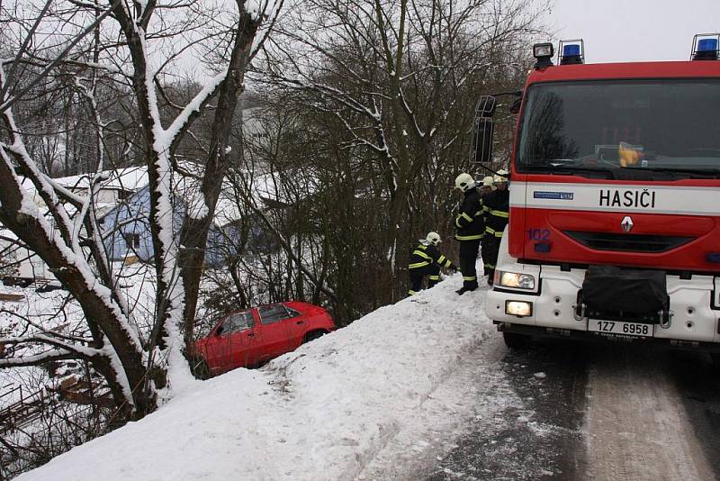 Na staré cestě z Lípy do Zádveřic-Rakové došlo k havárii osobního auta zn. Š Felicia.