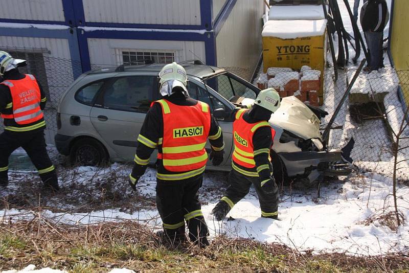 Řidič havaroval na namrzlé vozovce a skončil mimo komunikaci v hlubokém příkopu. Vrak auta se zastavil u ubytovacích jednotek průmyslového areálu.