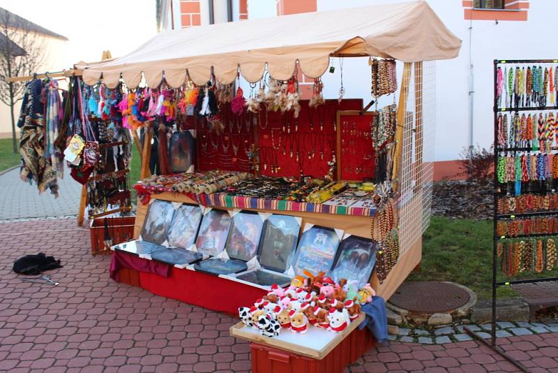 V Tlumačově rozsvítili vánoční stromek. Předtím si užili adventní jarmark