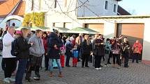 V Tlumačově rozsvítili vánoční stromek. Předtím si užili adventní jarmark