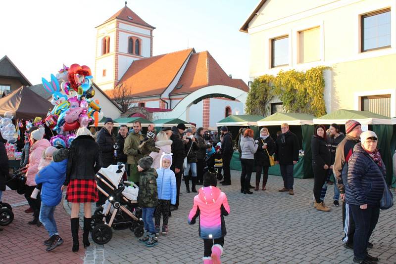 V Tlumačově rozsvítili vánoční stromek. Předtím si užili adventní jarmark