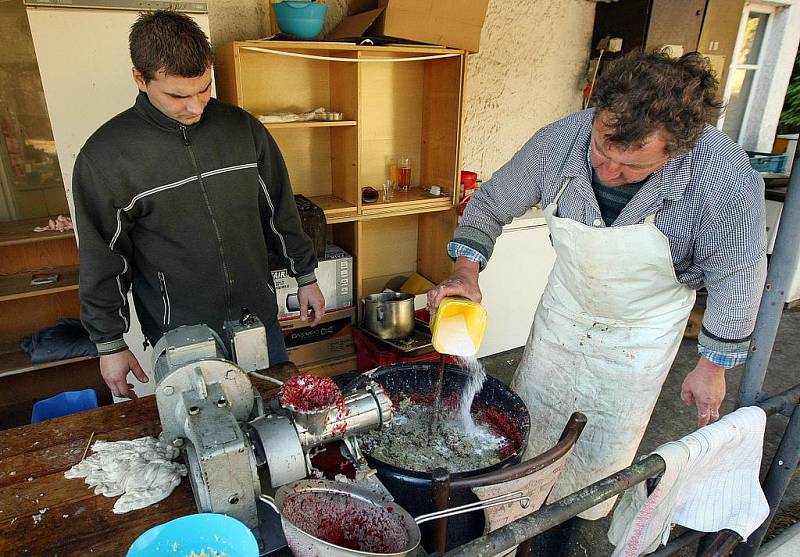 Chata Královec ve Valašských klouboukách přípravila v sobotu 30. října pro své hosty jedny z prvních zabíjačkových hodů letošního podzimu.