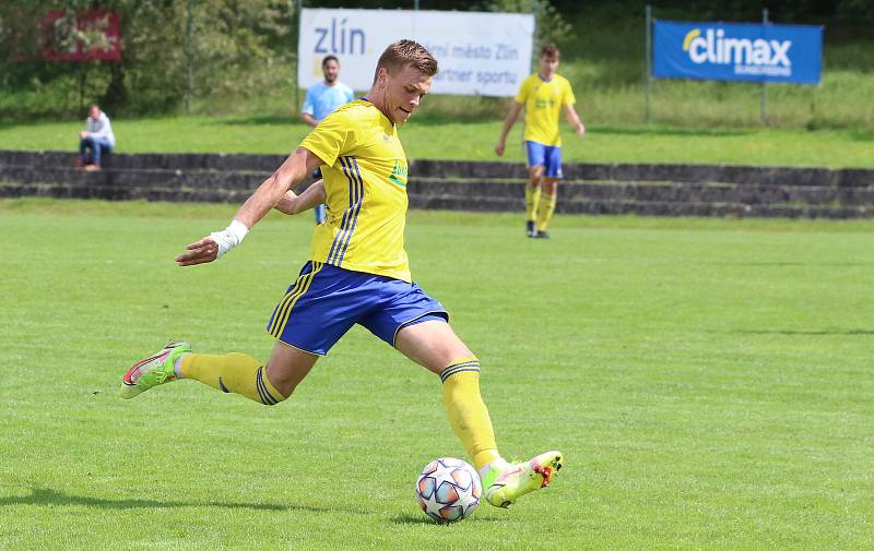 Fotbalisté Zlína B (žluté dresy) v 5. kole MSFL přehráli Znojmo 4:0. Foto: Jan Zahnaš