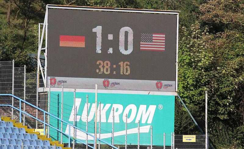 Fotbalisté Německa (bílé dresy) do osmnácti let zdolali na stadionu ve Zlíně Ameriku 2:0