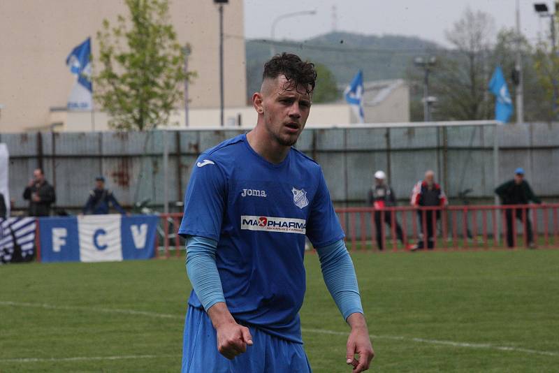 Sobotní třetiligové derby mezi Viktorií Otrokovice (modré dresy) a béčkem Fastavu Zlín skončilo výhrou domácího celku 2:0.