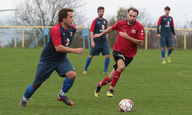 Fotbalisté Mladcové B  (modré dresy) v 10. kole okresního přeboru Zlínska zdolaly Příluky 3:2.