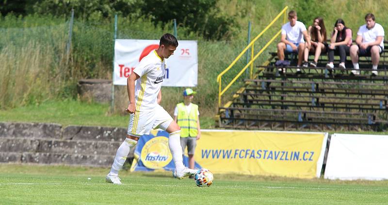 Fotbalisté Zlína B (bílé dresy) v sobotním přípravném zápase na Vršavě remizovali s juniorkou Zbrojovky Brno 2:2.