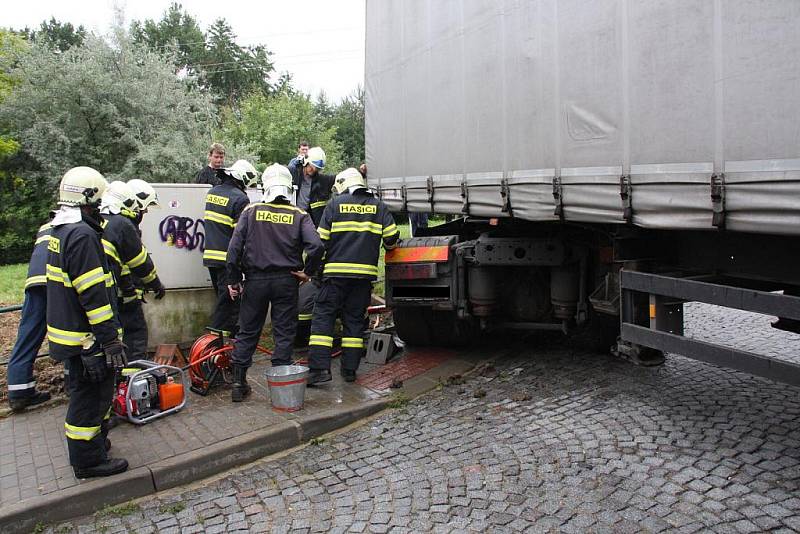 Pomoc hasičů po havárii nákladní soupravy ve Zlíně.