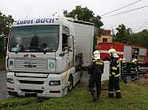 Pomoc hasičů po havárii nákladní soupravy ve Zlíně.