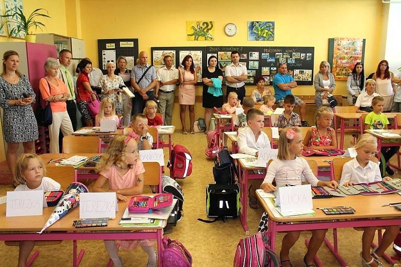 První září v 1. B otrokovické Základní školy T. G. Masaryka. Třídu tvoří 18 dětí, jejich třídní učitelkou je Dana Králíková.