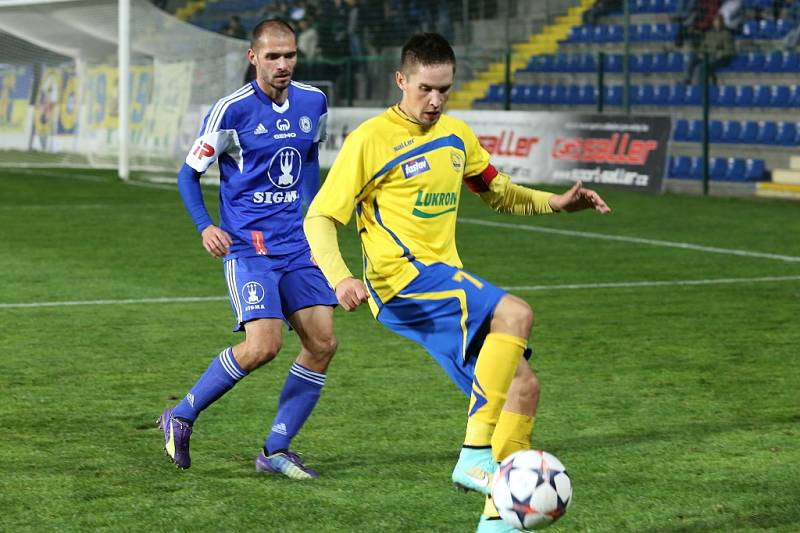 Fotbalisté Zlína (ve žlutém) v sobotním šlágru 12. kola II. ligy podlehli Sigmě Olomouc 0:1.