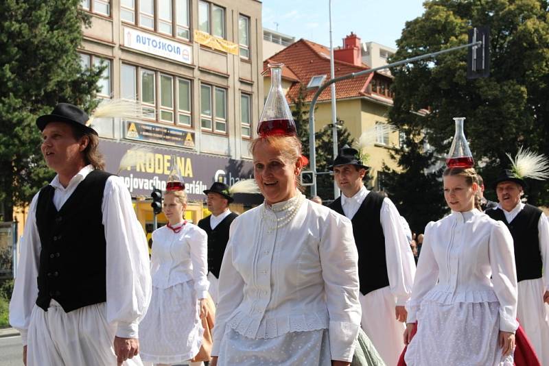 Zlínem prošel parádní průvod v rámci Mezinárodního festivalu dechových orchestrů a folklorních souborů