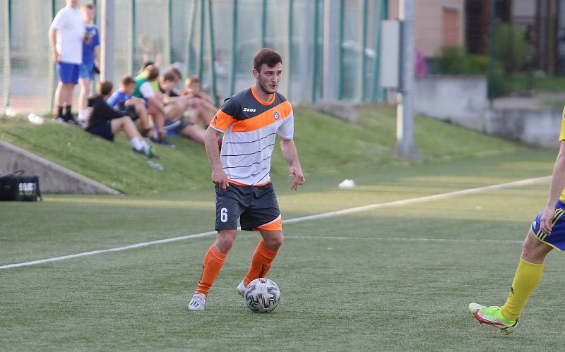 Fotbalisté Baťova (ve žlutém) ve 22. kole krajského přeboru v páteční předehrávce porazili Nevšovou 4:1