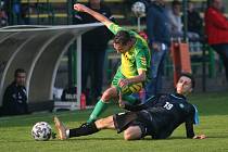Duel 10. kola krajského přeboru fotbalistů v Napajedlech (v zeleném) skončil v sobotu remízou 1:1, bod si odvezl odvážný nováček z Osvětiman.