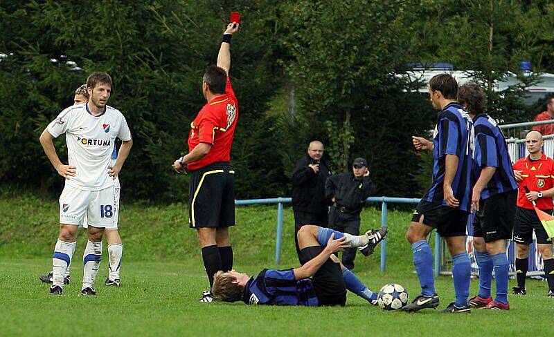 Fotbalisté Slavičína (v modrém) senzačně vyřadili z Ondrášovka Cupu prvoligový Baník Ostrava. V normální hrací době skončil zápas 2. kola bez branek, na penalty vyhrál domácí účastník MSFL 5:4.