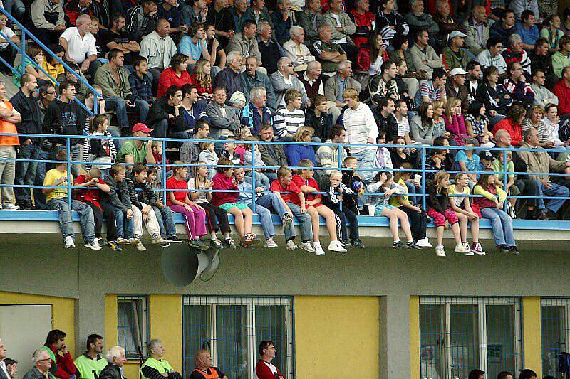 Fotbalisté Slavičína (v modrém) senzačně vyřadili z Ondrášovka Cupu prvoligový Baník Ostrava. V normální hrací době skončil zápas 2. kola bez branek, na penalty vyhrál domácí účastník MSFL 5:4.