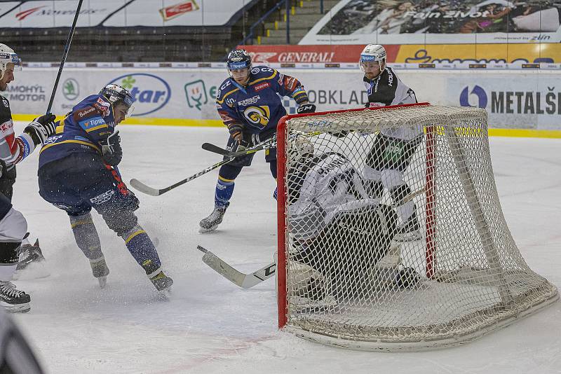 Extraligoví hokejisté Zlína (v modrém) v dohrávce 9. kola po týdnu opět vyzvali hráče Karlových Varů.