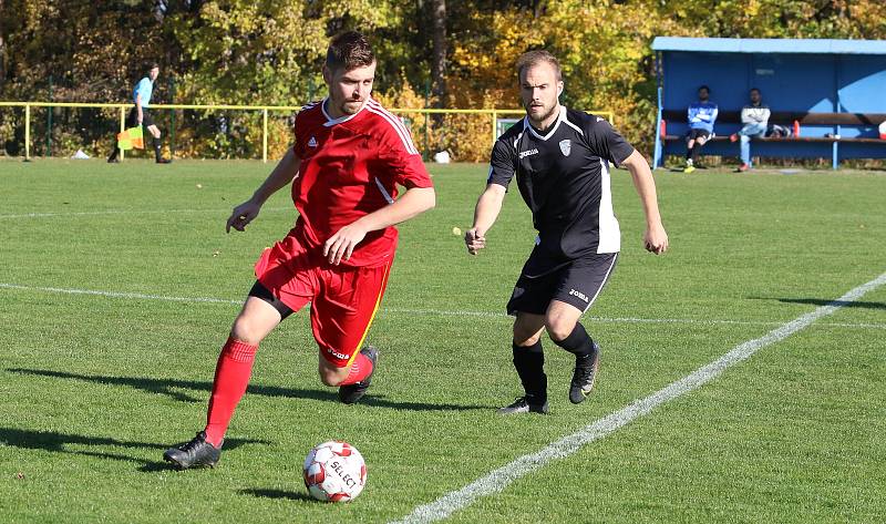 Fotbalisté Mladcové (červené dresy) v šlágru víkendu I.B. třídy skupiny B porazili Lužkovice 4:0.