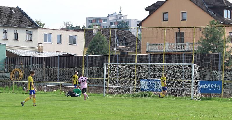 Fotbalisté Malenovic (růžové dresy) ve 21. kole I. B třídy sk. C remizovali se Starým Městem 3:3.