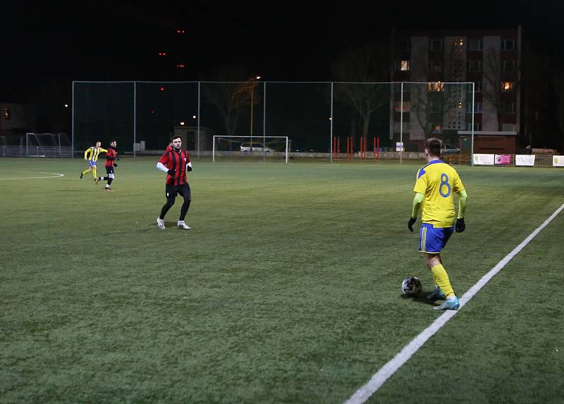 Fotbalisté Baťova (žluto-modré dresy) v přípravném zápase porazili Červený Kostelec 10:1.