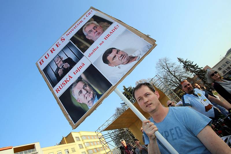 Demonstrace proti vládě premiéra A. Babiše na náměstí Míru ve Zlíně.