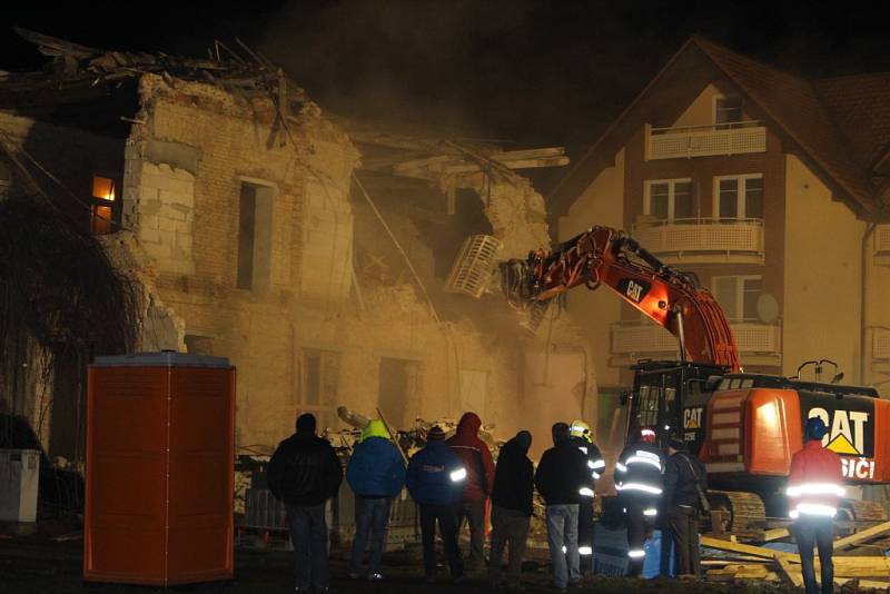 Noční demolice budovy na Sokolské ulici ve Zlíně