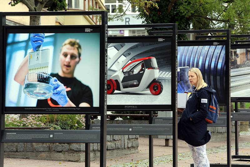 Výstava Czech Industry Photo na náměstí Míru ve Zlíně.