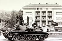 Archivní fotografie z okupace v srpnu 1968.  Sovětské okupační tanky v Luhačovicích. 