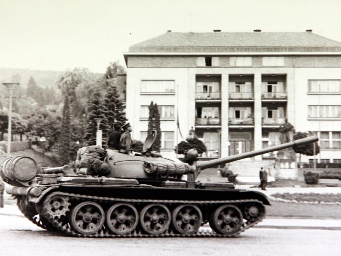 Archivní fotografie z okupace v srpnu 1968.  Sovětské okupační tanky v Luhačovicích. 