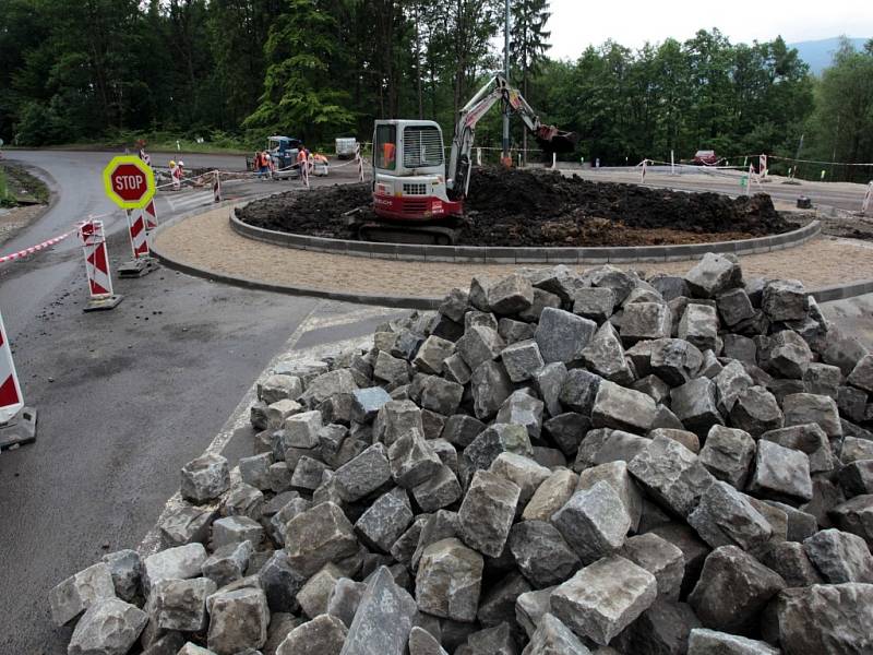 Stavba kruhového objezdu nedaleko Luhačovic.