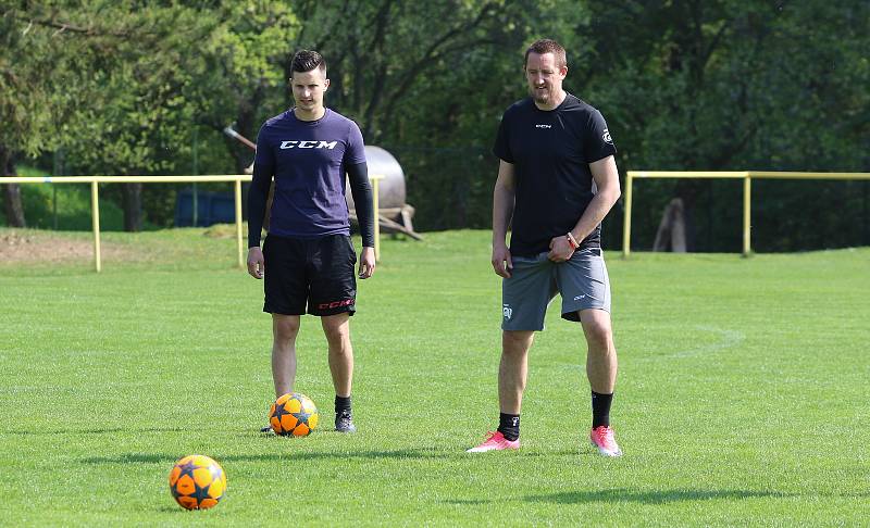 Hokejoví Berani se pod novým trenérským vedením zúčastnili prvního tréninku. Na snímku Kašík a Ondráček.