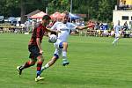 Fotbalisté Kvasic (v bílém) ve druhém kole krajského přeboru před početnou hodovou návštěvou porazili nováčka z Francovy Lhoty vysoko 5:0.