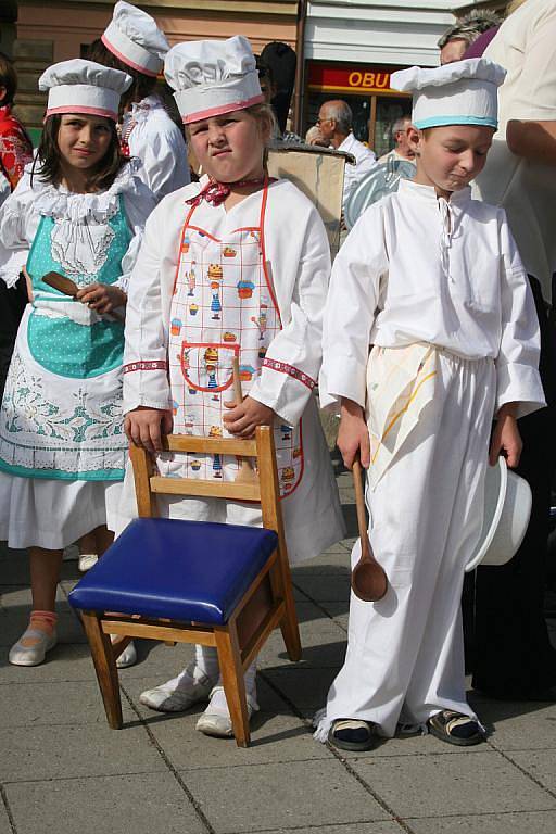 Potřetí se letos konal ve Vizovicích na Zlínsku Svatováclavský jarmark. Masarykovo náměstí zaplnily prezentační stánky obcí i vystupující – Vizovjánek, děti z Lukovečku či František Nedvěd se synem Vojtěchem.