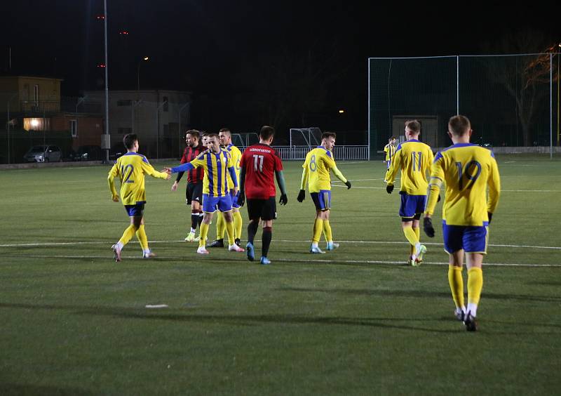 Fotbalisté Baťova (žluto-modré dresy) v přípravném zápase porazili Červený Kostelec 10:1.