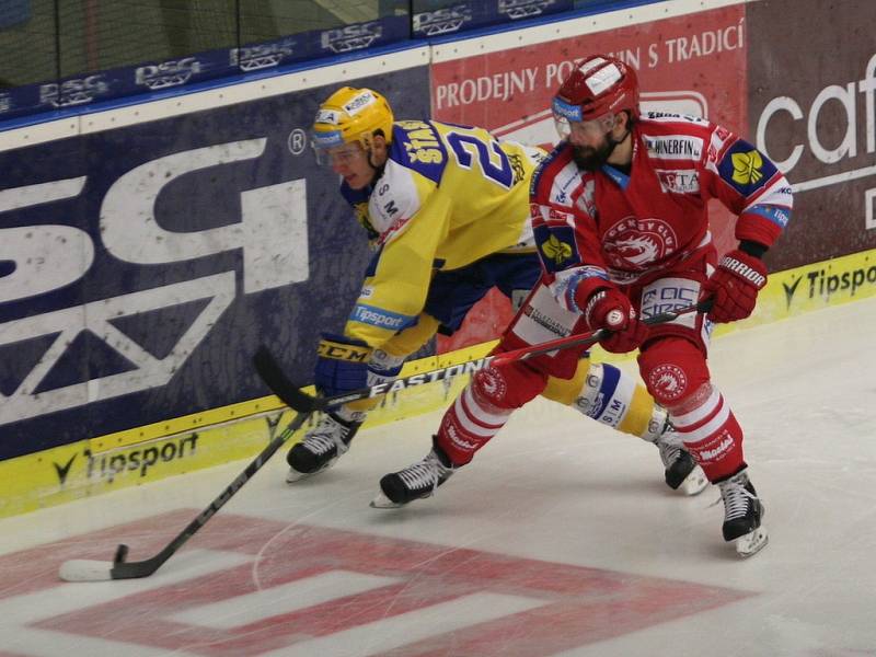 Extraligoví hokejisté Zlína (ve žlutém) v rámci 5. rozhodujícího zápasu předkola play-off v neděli 13. března hostili Oceláře Třinec.