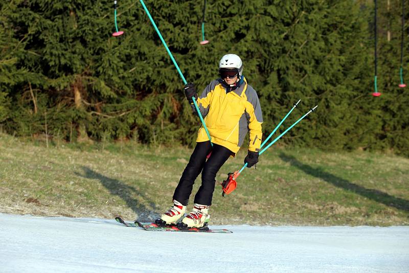 Jarní lyžování v lyžařském středisku Stupava.