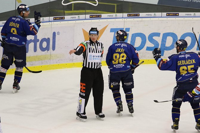 Hokejisté Zlína (modré dresy) ve 47. kole TIpsport extraligy doma vyzvali Kometu Brno.