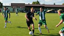 Fotbalisté Tlumačova (tmavé dresy) ve 23. kole I. B třídy skupiny doma přehráli Ostrožskou Novou Ves 4:0.