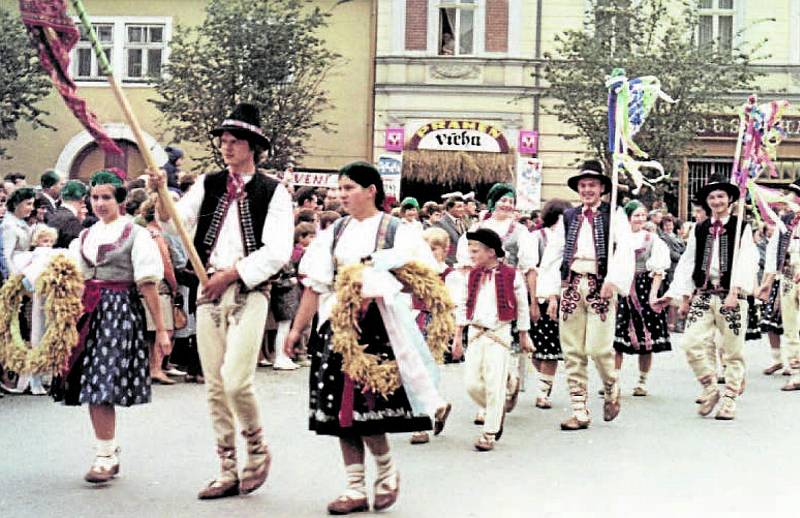 TRNKOBRANÍ NA ZAČÁTKU 70. LET. Dožínkový průvod na Masarykově náměstí během Trnkobraní v roce 1972 se těšil zájmu stovek občanů města i pozvaných hostů. Ten rok se poprvé konala soutěž v pojídání švestkových knedlíků.