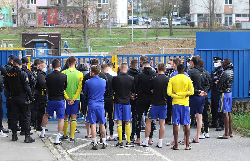 Fotbalisté Zlína po prohraném utkání s Pardubicemi debatovali s  naštvanými fanoušky.