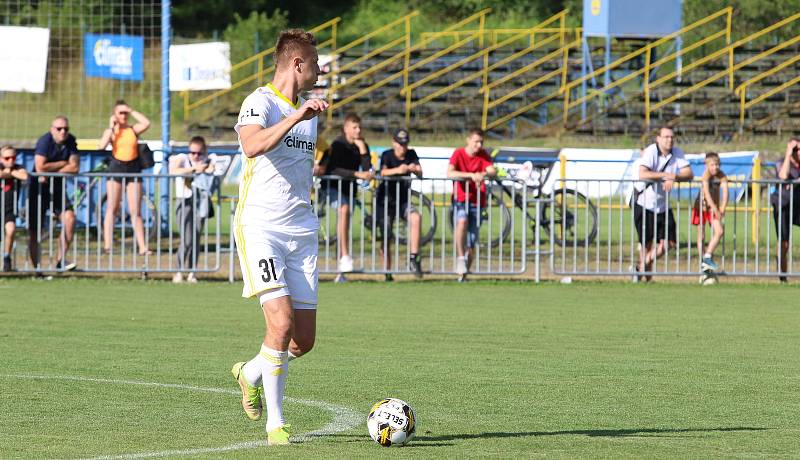 Fotbalisté Zlína (bílé dresy) ve středečním přípravném zápase přehráli druholigový Vyškov 3:0.