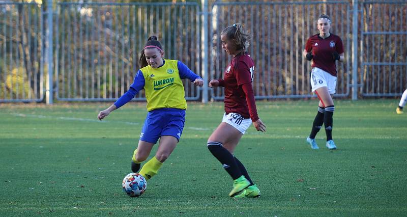 Fotbalistky Zlína (žluté dresy) v posledním podzimním zápase druhé ligy žen prohrály na Vršavě se Spartou Praha B 1:4 a přezimují poslední.