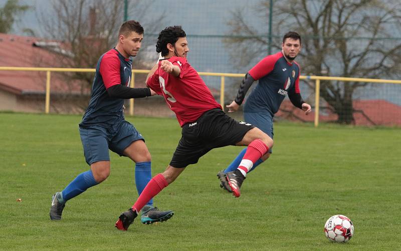 Fotbalisté Mladcové B  (modré dresy) v 10. kole okresního přeboru Zlínska zdolaly Příluky 3:2.