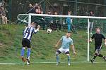 Fotbalisté Kostelec (světle modré dresy) v derby zdolali Štípu 2:1 na penalty.