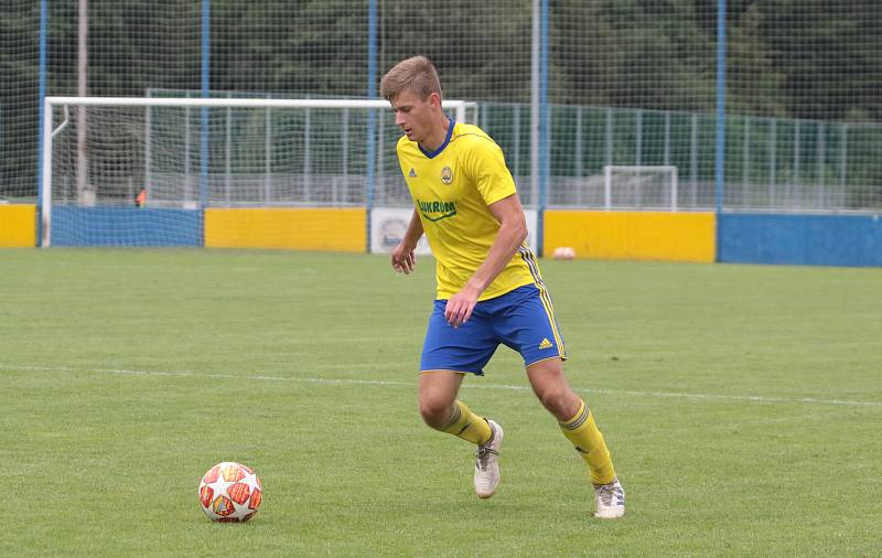 Fotbalisté Slavičína (v modrých dresech) na úvod přípravy zvítězili na Vršavě se Zlínem B 2:1